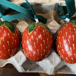 Eggshell Ornament Strawberry